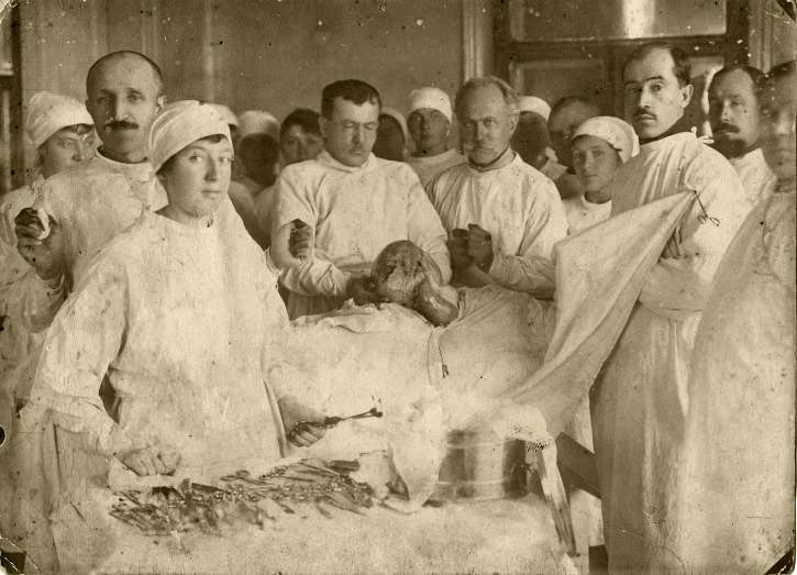 Проведение первой полостной операции – удаление кисты в уездной больнице  им. В.И. Ленина в конце двадцатых годов XX века. г. Кустанай. Фото из фонда Костанайского областного историко-краеведческого музея.
