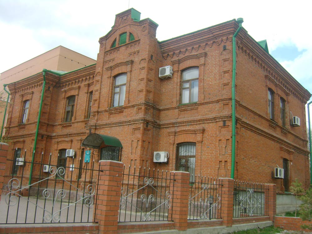 Здание первой земской больницы, построенное в 1913 году. Здесь около 100-лет располагалась Костанайская областная больница им. В.И. Ленина.  Фото Терновой М.И., г. Костанай, 2011г.