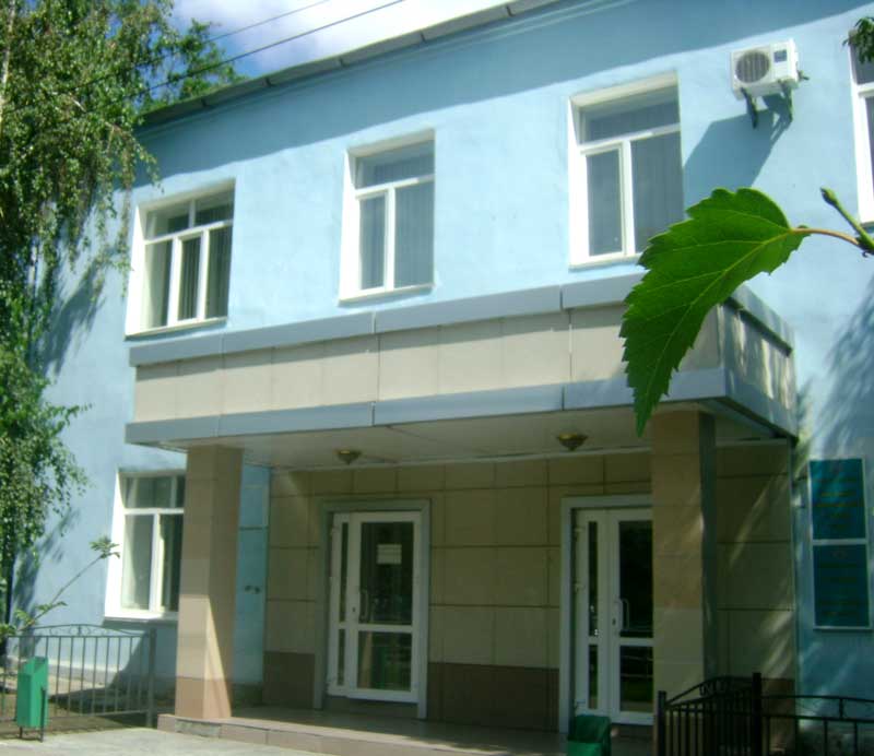 Первая гостиница города Кустаная, построенная в 30-х годах XX века.  В настоящее время здесь располагается Военный суд   Костанайского гарнизона,  ул. Тарана 72.  Фото Терновой Ю.О. г. Костанай, 2011 г.