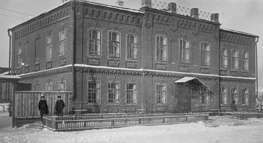 В этом здании в 1929 году в городе Кустанае был открыт акушерский техникум, который располагался на углу улицы Толстого и Баймагамбетова.  Фото из личного архива Черныша П.М. г. Костанай, 2011 г.