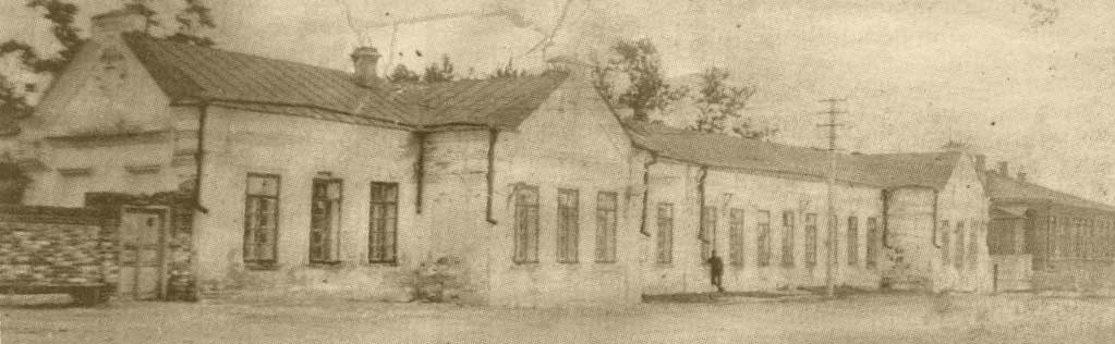 Александринская женская русско-киргизская гимназия, открытая в 1908 г. В настоящее время на этом месте расположена гимназия им. Мауленова. Фото из музея гимназии им. М. Горького. г. Костанай, 2011 г.