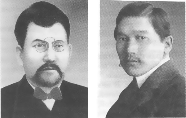 Ахмет Байтурсынов (слева)– один из организаторов демократической партии «Алаш», ученый-филолог, историк, журналист. Мыржакып Дулатов (справа)– один из видных руководителей партии «Алаш», редактор газеты «Ақ жол», журналист, историк.