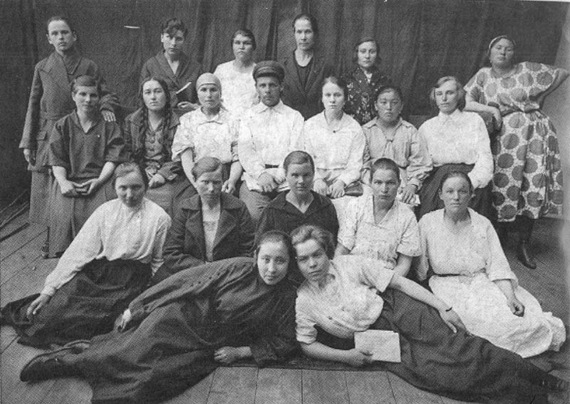 Делегаты Кустанайского окружного съезда женработников. 1 ряд слева направо: 1) М.М. Шилова, 2) Марьям Бейсенова. 3 ряд слева направо: 1) заведующая женским отделом Денисовского уезда Е.А. Петраш; 4) Кустанайского окружкома РКП(б) Н.А. Ежова; 7) Царкова и др. ГАКО. Оп.1-П. Ед.хр.1883.