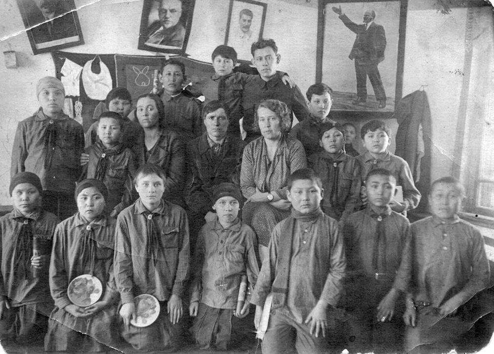 Учащиеся и воспитатели детского дома № 3. Январь 1934 г., г. Кустанай.  Фото из фонда Кустанайского областного историко-краеведческого музея