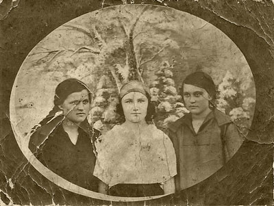 Девушки г. Кустаная. 20-е годы (из семейного альбома Назаренко). kostanay1879.ru. г. Костанай, 2011 г.