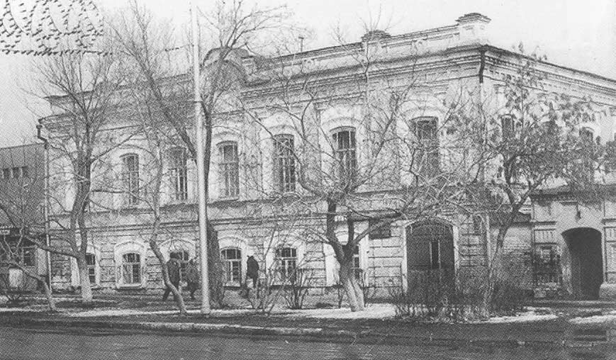 Дом купца, «виного короля Южного Урала» Корелла–Поклиевского, построенный в 1896-1909 годах, был подарен Кустанайской городской думе и известен как «Народный дом» (Дом Советов). В натсоящее время здесь располагается офис ГУ «Управления культуры акимата Костанайской области». г. Кустанай, 1970 г. ГАКО. Оп.1-П.Ед. хр. 2338.