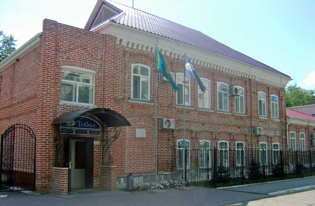 Дом купца Лоренца, построенный в 1890 году. В настоящее время здесь располагается АО НК СПК «Тобол», ул. Дулатова, 68. Фото Тернового И.К. г. Костанай, 2011 г.