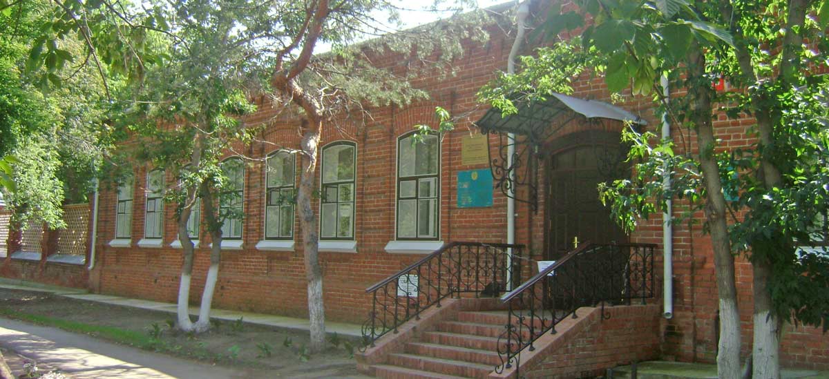 Дом купца Воронова, построенный в конце XIX  - начале XX века. В настоящее время здесь располагается Костанайская областная библиотека для детей и юношества по ул. Касымханова, 74. Фото Терновой Ю.О. г. Костанай, 2011 г.