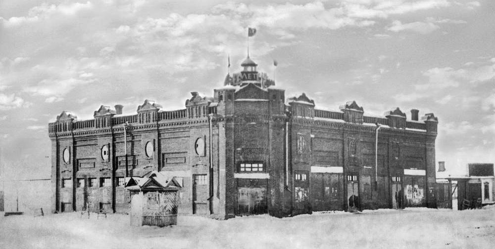 Здание тетра «Фурор», в котором в разные годы располагался театр имени Карла Маркса, переименованный затем в 1-й городской советский театр. 1922-1923 гг. ГАКО. Оп. 1-П. Ед. хр. 736.