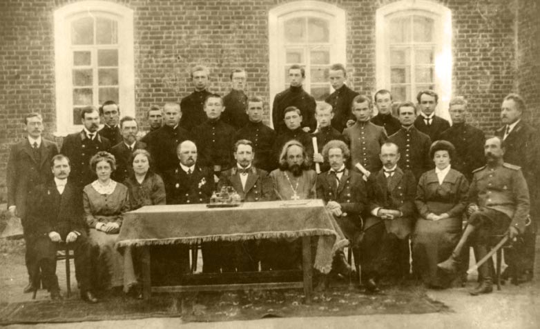 Фотография группы учеников и учителей Кустанайской школы. г. Кустанай, 1913 г. Фото из фонда Костанайского областного историко-краеведческого музея. г. Костанай, 2011 г.