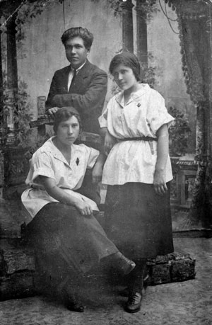 Кустанайские комсомольцы. В центре Ф.П. Петин – секретарь губкома КСМ.  25.VIII.1925. г. Кустанай.  ГАКО. Оп. 1-П. Ед. хр.2310.