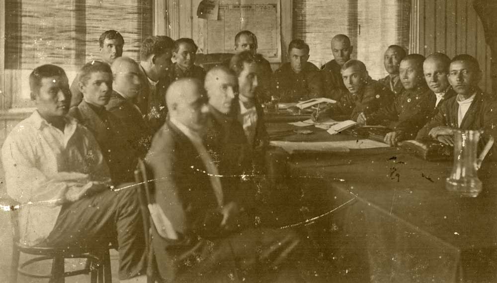 Межсовхозные курсы шоферов. Во 2-м ряду сидит 3-й слева инженер по механизации кустанайского Союза свиноводческого треста Кириченко Тимофей Сергеевич.  г.  Кустанай, 24 мая 1934 г.  Фото из фондов Областного Костанайского историко-краеведческго музея.