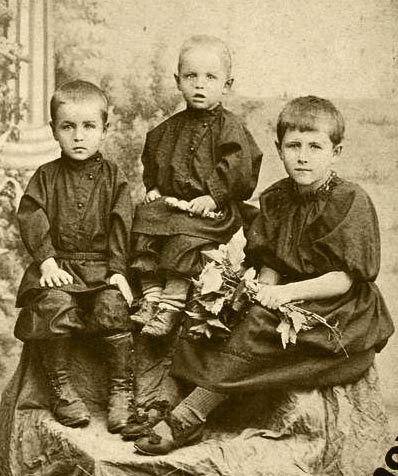 Кустанайские дети. г. Кустанай, 1914 г. Фото из фонда Костанайского областного историко-краеведческого музея. г. Костанай, 2011 г.