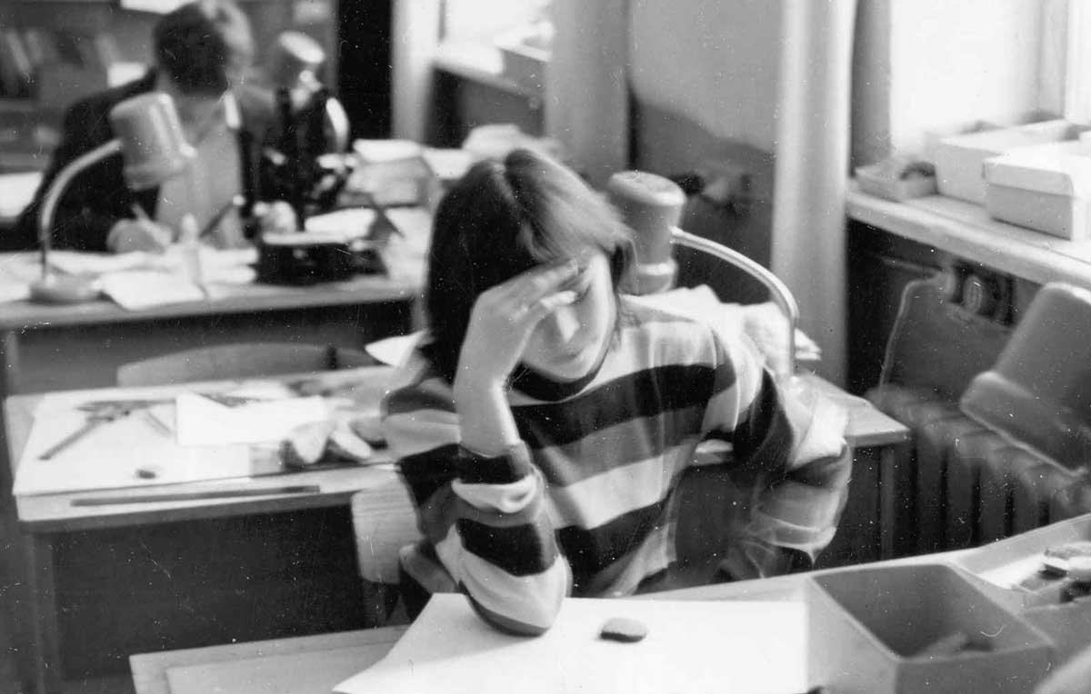 В лаборатории Кустанайского педагогического института идет обработка собранного археологического материала. г. Кустанай, 1984 г.  Фото из личного архива Логвина А.В.