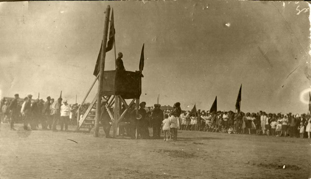 Митинг на Базарной площади (площадь Революции)  в день освобождения г.  Кустаная от белогвардейцев.  г. Кустанай, 19 августа 1930 г. Фото из фондов Костанайского областного историко-краеведческого музея.