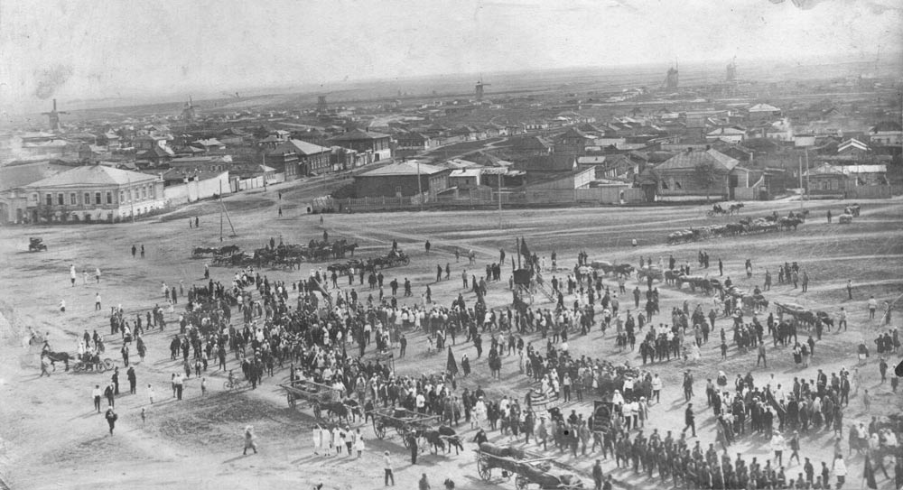 Митинг на Базарной площади (Площадь Революции) в день освобождения  города Кустаная Красной Армией от Колчака.  г.  Кустанай, 19 августа 1931 г. Фото из фондов областного историко-краеведческого музея.