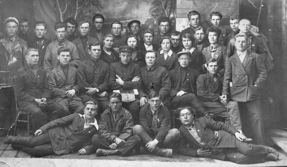 Члены Кустанайского окружкома ВКП (б). Второй слева: т. Андрей Обухов,  во втором ряду второй слева  т. Завадовский Василий Степанович.  г. Кустанай, 12 августа 1930 года. Фото из фондов Костанайского областного историко-краеведческого музея.