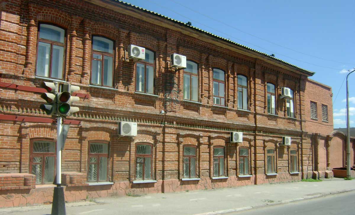 Бывший особняк купца Сенокосова. В настоящее время здесь располагается городское Управление архитектуры (ул. Алтынсарина, 128) Фото Терновой М.И. г. Костанай, 2011 г.