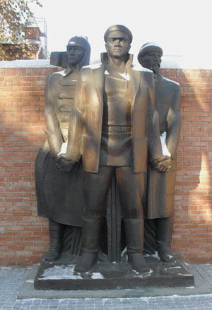 Памятник кустанайцам погибшим в годы гражданской войны 1918-1920 годов на территории уезда, установленный во дворе «Народного дома (Дома Советов) по ул. Аль-Фараби, 60. фото Терновой Ю.О. г. Костанай, 2011 г.