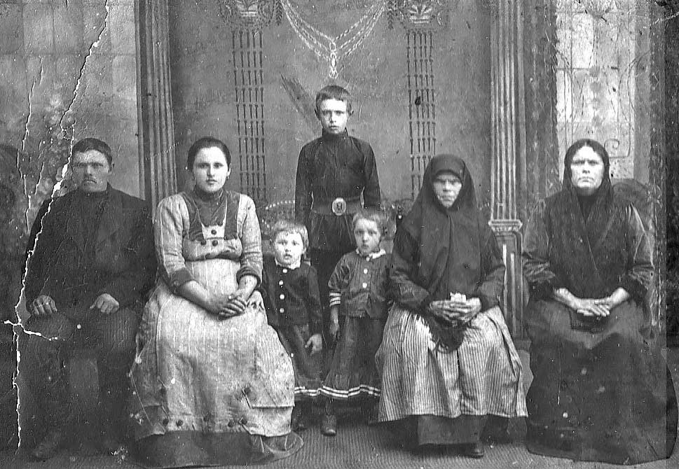 Семья мещанина Печейкина. г. Кустанай, 1914 г. Фото из фонда Костанайского областного историко-краеведческого музея. Костанай, 2011 г.