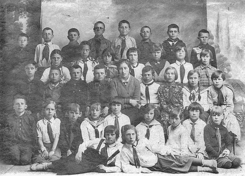 Пионерский отряд школы № 4. г. Кустанай, 1935 г. ГАКО. Оп.1-П. Ед.хр.2306.