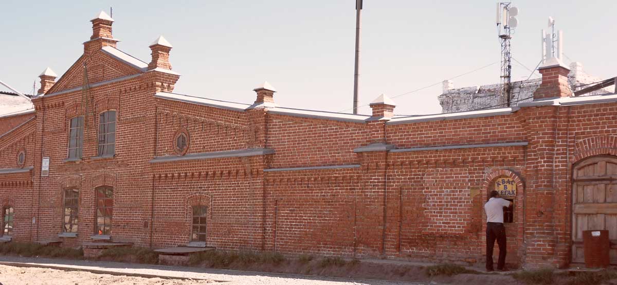 Здание, построенное швейцарским подданнным  купцом Лоренцом в 1893 году, как пивоваренный завод. В настоящее время здесь располагается ТОО ««Арасан». Фото Духина Я.К. г. Костанай, 2011 г.