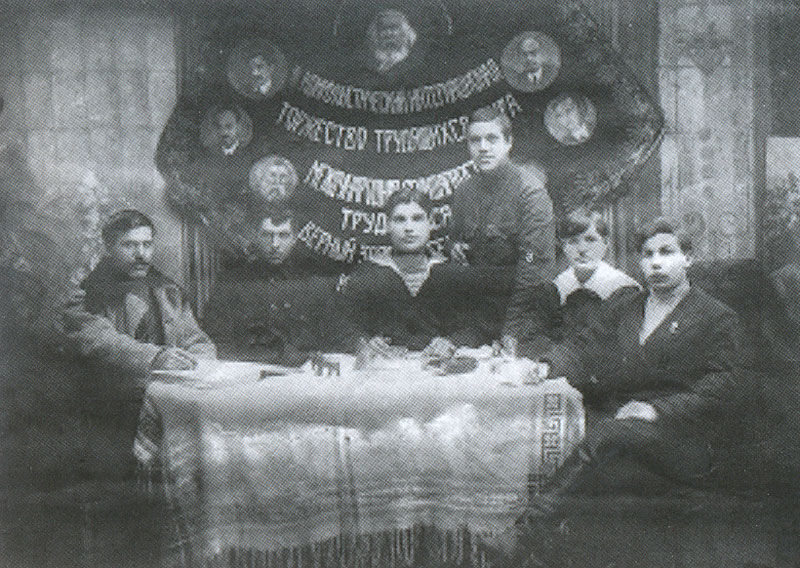 Президиум Кустанайского уездного комитета РКП(б).  Справа налево: Горохов, Сараева Татьяна, Ченцов Никифор, Сараев – председатель. г. Кустанай, 21 декабря 1922 г. ГАКО. Оп.1-П. Ед.хр.2293.