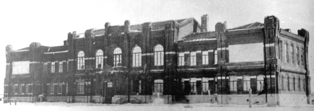 Реальное училище, построенное в 1909 году. В нем размещались казахский педагогический техникум, учительский институт, военный завод… В настоящее время здесь расположен Костанайский гуманитарный колледж, ул. Аль-Фараби, 109.  Фото из фонда Костанайского областного историко-краеведческого музея. г. Костанай, 2011 г.