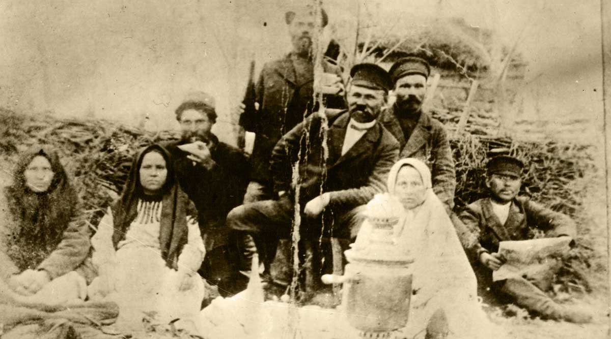 И. Семеренько (в центре) с семьей и друзьями на заимке поселка  Самодуровка (Затоболовка) Кустанайского района, июнь 1908г. Фото из фонда Костанайского историко-краеведческого музея. г. Костанай, 2011г.