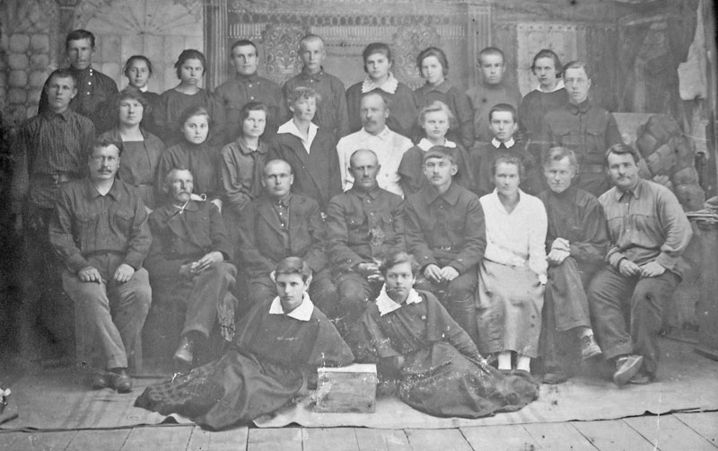 Выпускники Кустанайской Советской школы II ступени, 1925 г.  (ныне гимназия им. А.М. Горького).  Фото из музея гимназии. г. Костанай, 2011 г.