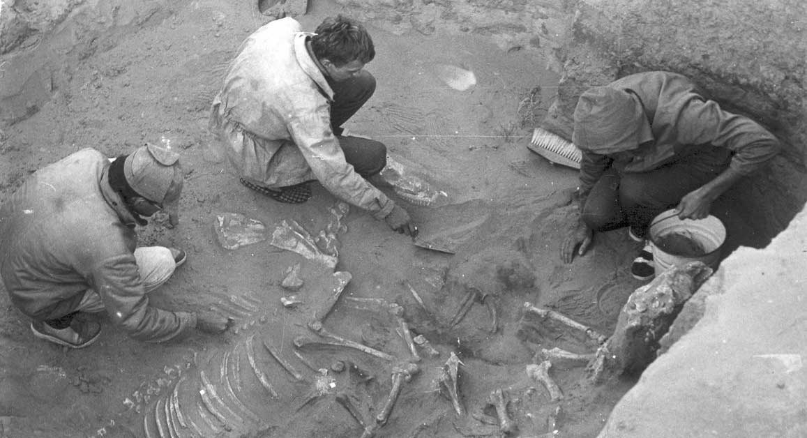 Археологи Кустанайского педагогического института на раскопках стоянки Тасколь.  г. Кустанай, 1985 г. Фото из личного архива Логвина А.В.