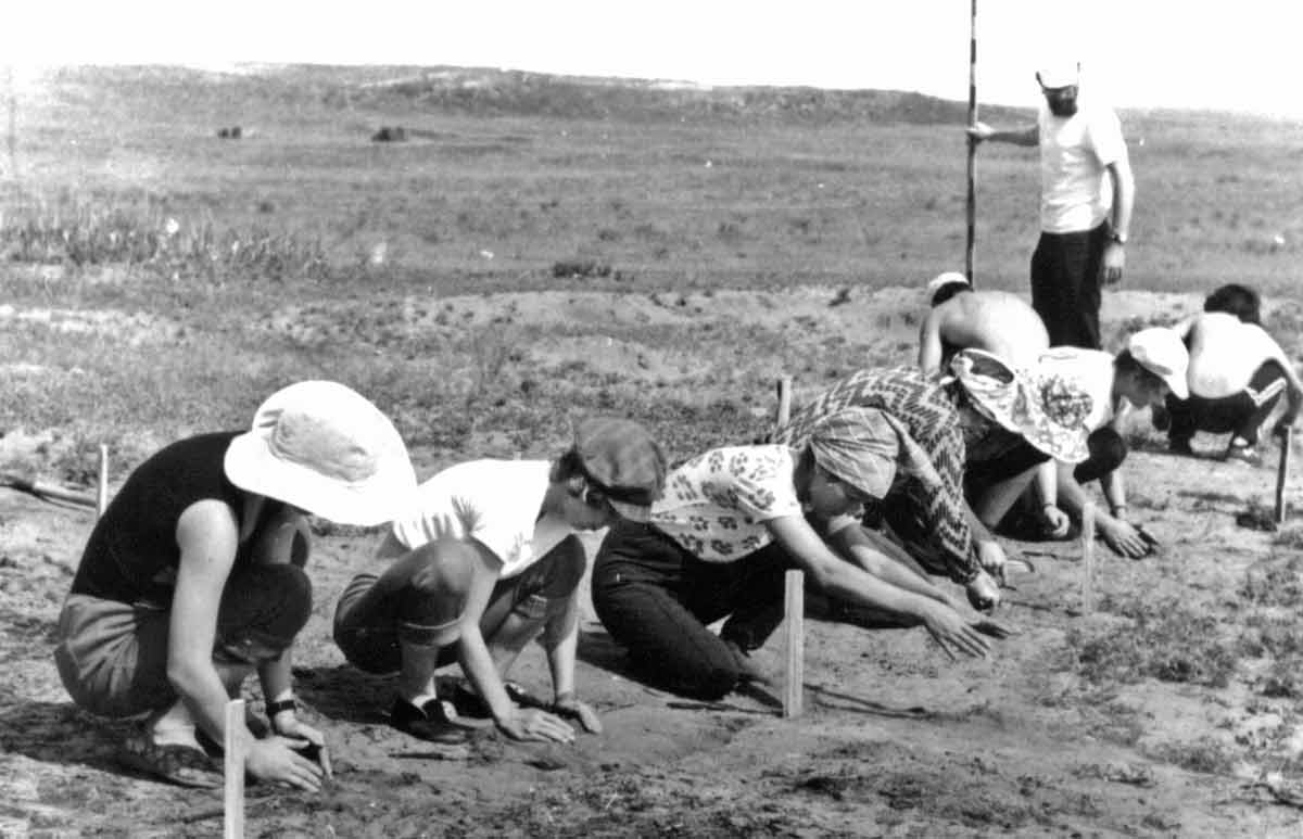 Студенты Кустанайского педагогического института во главе с Логвиным В.Н. на раскопках стоянки Дачная и Евгеньевка. Фото из личного архива Логвина А.В.  г. Костанай, 1984 г.