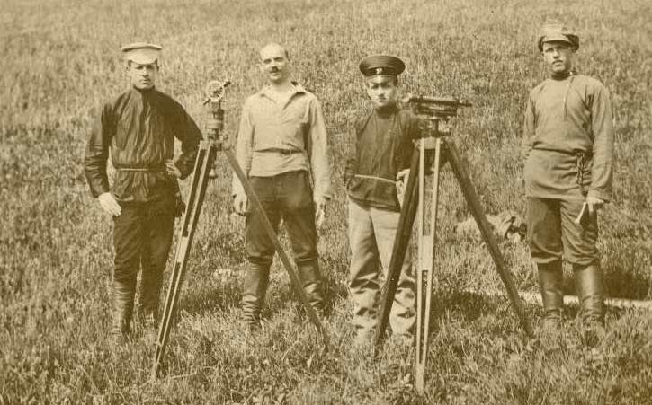 Партия топографов, производящих съемки местности для прокладки железной дороги Троицк – Кустанай. Первый справа Дмитриевский В.И., 1913 г. Фото из фонда Костанайского областного историко-краеведческого музея. Костанай, 2011 г.