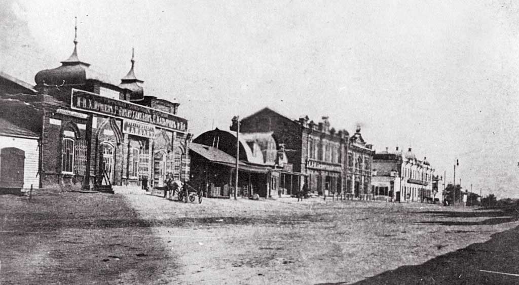 Стационарные торговые ряды Кустанайского и Троицкого купечества.  г. Кустанай, 1910 г. Фото из фонда Костанайского областного историко-краеведческого музея. г. Костанай, 2011 г.