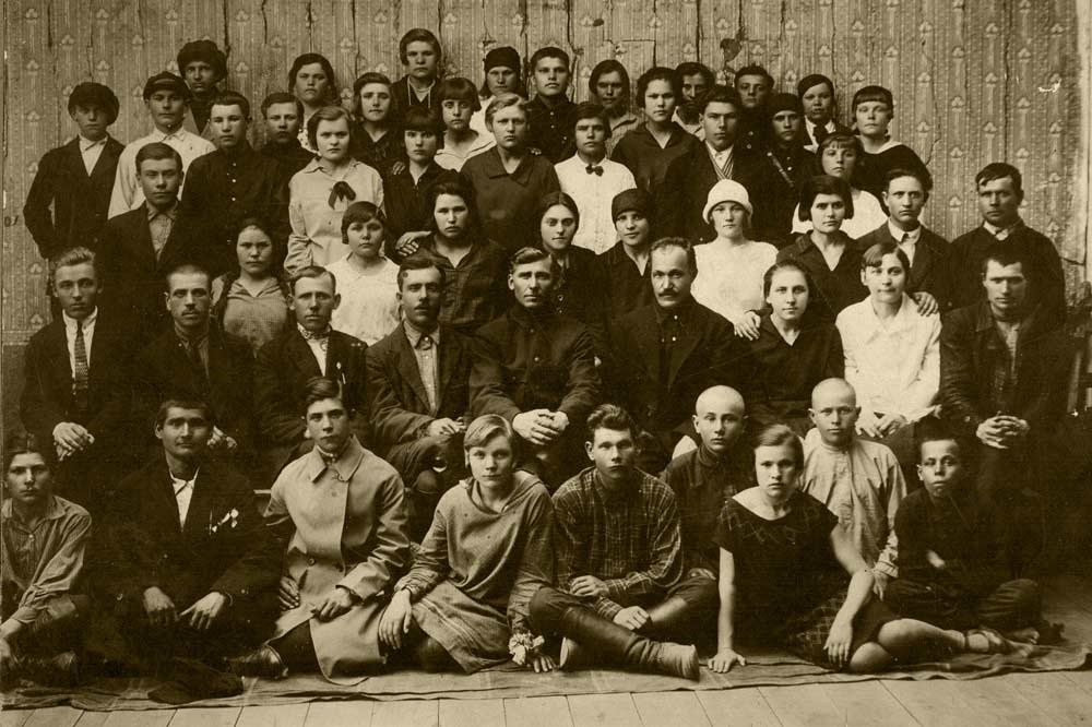 Выпуск учащихся профтехнической школы  швейно-столярно-слесарных специальностей. г. Кустанай, 1928 г.  Фото из фондов Костанайского областного историко-краеведческого музея.