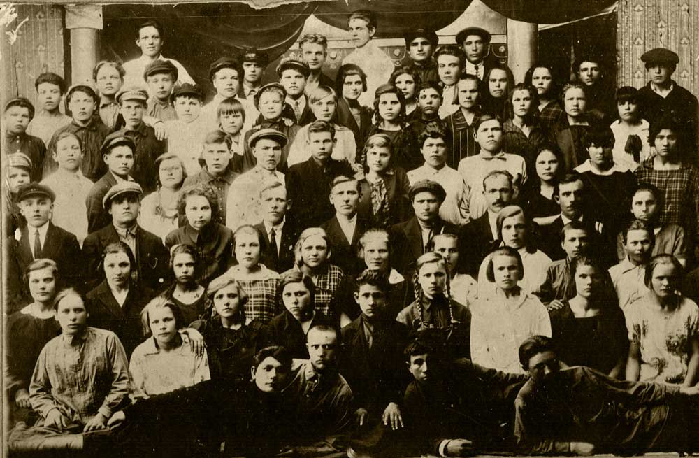 Выпуск учащихся профтехнической школы столярных,  швейных и сапожных профессий. г. Кустанай, 1927 год.  Фото из фондов Костанайского областного историко-краеведческого музея.