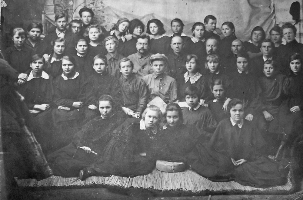 Преподаватели  и выпускники  «Кустанайской Советской школы  II ступени», 1928 год город Кустаанй. Фото из архива гимназии им. М. Горького.  г. Костанай, 2011 г.