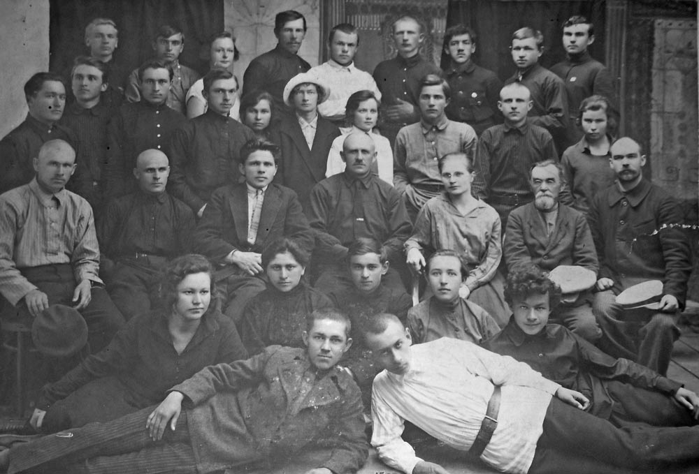 Выпускники и учителя первой «Кустанайской Советской школы  II ступени», 1927 г, гор. Кустанай.  Фото из архива гимназии им. М. Горького. г. Костанай, 2011 г.