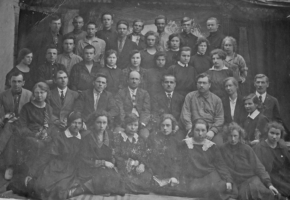 Выпускники Кустанайской Александринской русско-киргизской школы, женской гимназии. 1926 год.  Фото из музея гимназии им. М. Горького. г. Костанай, 2011 г.