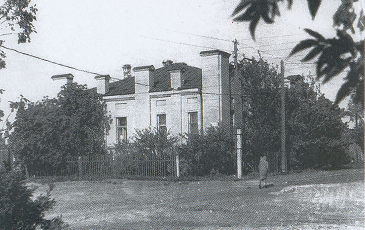 Здание «Земконь» (ул. Толстого, 41). Здесь в апреле-мае  1918 года  работал первый комитет РКП(б) в г. Кустанае. ГАКО. Оп.1-П. Ед. хр. 305. Фото 2011 года.