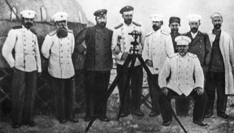 Члены землеотводной партии переселенческого управления на одном из участков. г. Кустанай, 1905-1907 гг. Фото из фонда Костанайского областного историко-краеведческого музея. г. Костанай, 2011 г.